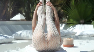 Стройная блондинка писает на камушки