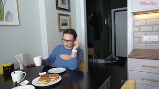 Добрая жена была не против, чтобы муж выебал в анал молодую горничную