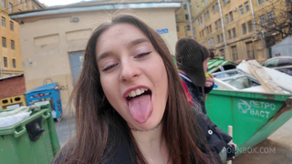 Блогерша из Питера дала настоящему бомжу, а у него еще и хуй большой - повезло!