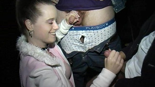 Грудастая шаболда сосет несколько вздыбленных членов